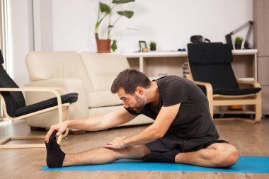 Genç adam onun oturma odasında pratik yoga