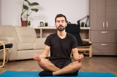 İlişkili açı yoga poz hes ev süre yapan uygun erkek.