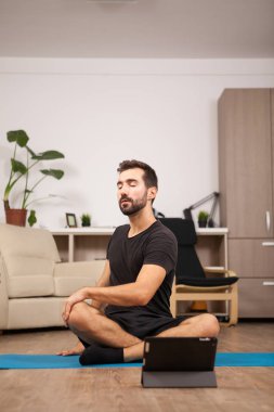 Genç adam sırtı yere uzanan hes oyun izlerken