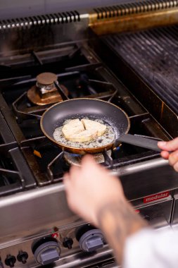 Şef fois grois restoranda hazırlanıyor. Lezzetli yemek yapma yemek