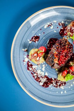 Tasarım iyi kırmızı şarap ile restoranda yemek güzel