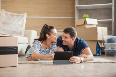 Genç çift yeni evlerinde mutlu hissediyor