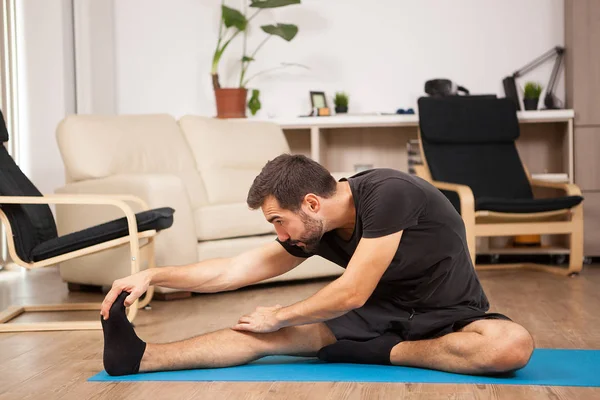 Genç adam onun oturma odasında pratik yoga