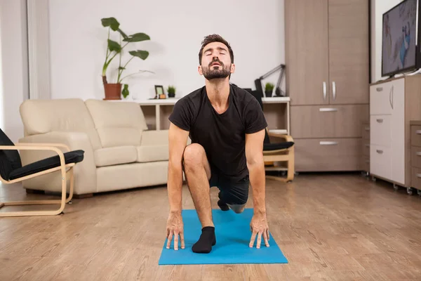 Jonge atleet man het beoefenen van sport in zijn huis — Stockfoto