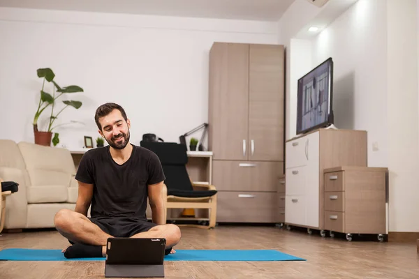 Tof mens een goed gevoel na een goede wokout en via skype te praten met zijn vriendin. — Stockfoto