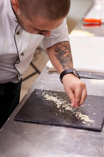 Chef faz design de prato fino na placa preta — Fotografia de Stock