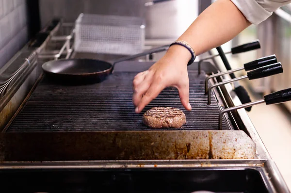 Chefe Está Grelhar Hambúrguer Carne Grelha Cozinha Rápida — Fotografia de Stock