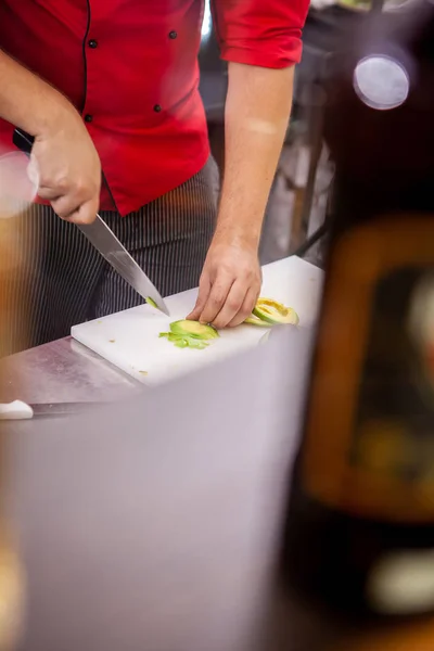 Koch bereitet Avocado für köstlichen Salat zu — Stockfoto