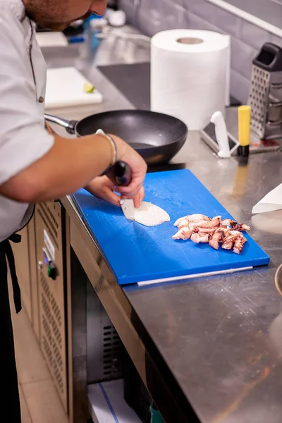 Männlicher Koch schneidet Meeresfrüchte in Restaurantküche — Stockfoto