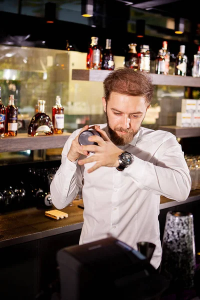 Cóctel de alcohol en el bar. Cantinero prepara un cóctel alcohólico —  Fotos de Stock