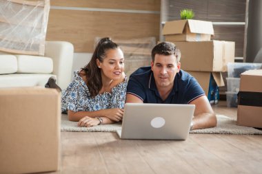 Karısı kocası için satın almak için gidiyoruz yeni tv gösterilen