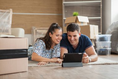 Hatta bir tablet ile dekorasyon planlama ve hareketli bir çift oturma odasında Anasayfa