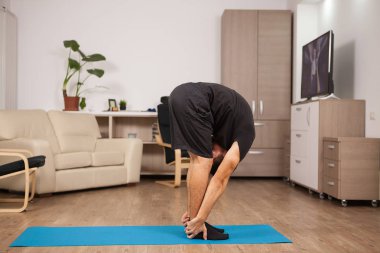 Dışarı çalışırken başparmağı yoga poz yapan yetişkin erkek