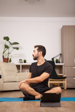 Görüntülü arama hes çalışma dışarı süre onun kızla konuşan adam