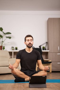 Genç adam sırtı yere uzanan hes oyun izlerken