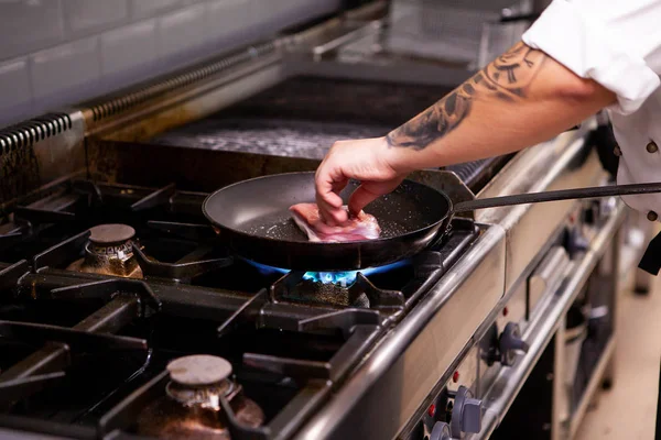 Chef fazendo delicioso peito de pato na panela — Fotografia de Stock