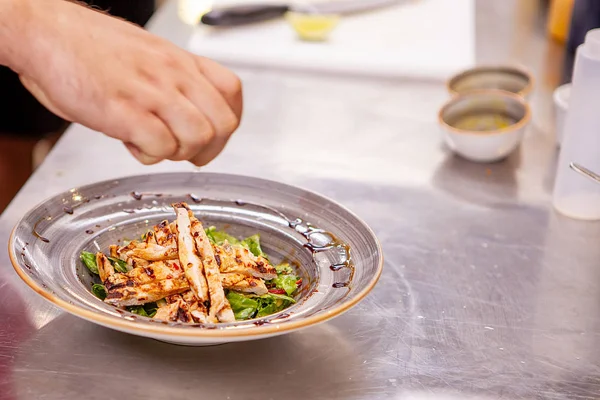 Koch würzt Hühnerbrustsalat — Stockfoto