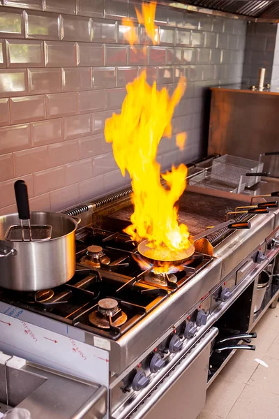 Chef fazendo fois gras flambe — Fotografia de Stock