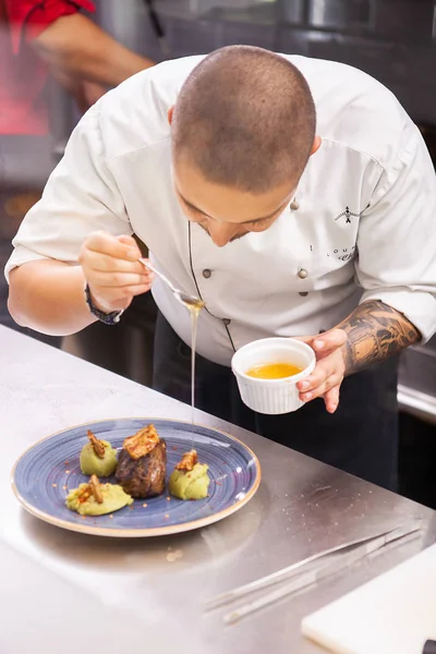 Chef mostrando sua cozinha fina — Fotografia de Stock