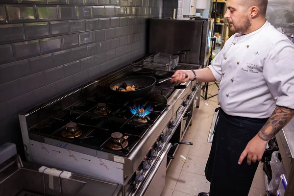 Masculino cozinhar fritas frutos do mar no fogão no restaurante da cozinha — Fotografia de Stock