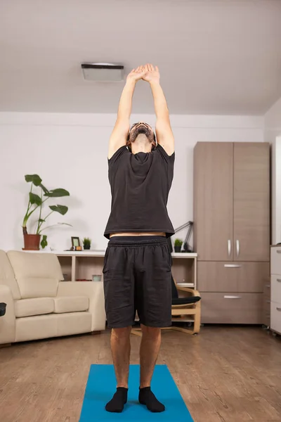 Aantrekkelijke man met baard doen terug stretch staande omhoog — Stockfoto