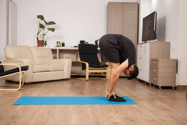 Volwassen man grote teen yoga houding tijdens het werk uit te doen — Stockfoto