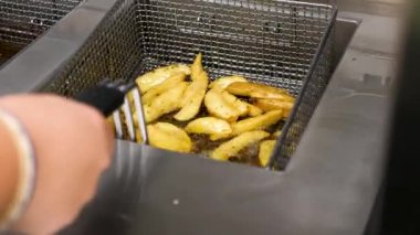Patates kızartması yağda kaynar