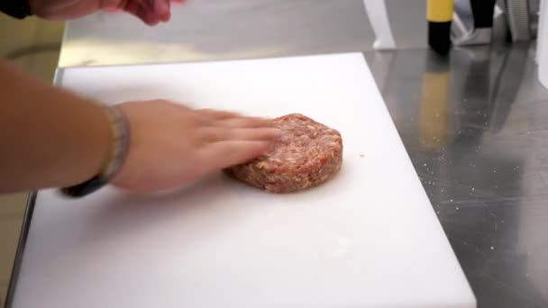 Vrchní v restauraci solení burger maso — Stock video