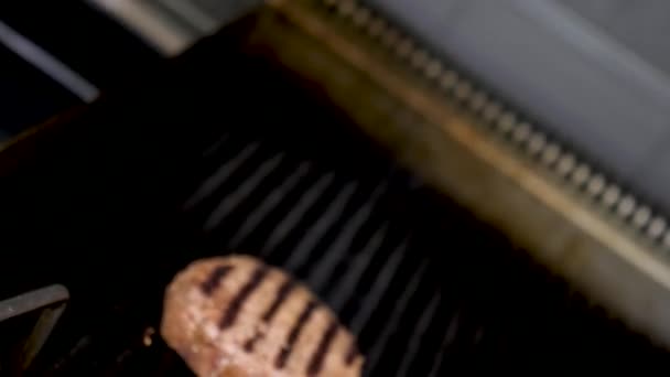 Hamburger vlees in restaurant op de grill — Stockvideo
