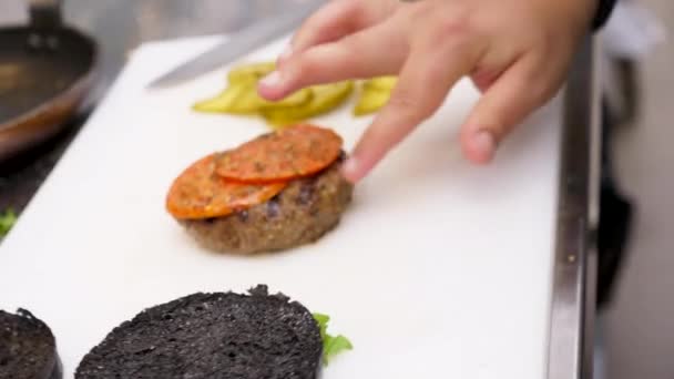 Cuocere la carne di hamburger masticazione per cucinare — Video Stock