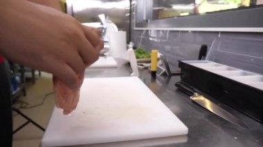 Izgarada terbiyeli tavuk eti borad gelen bir parça yerleştirerek Cook