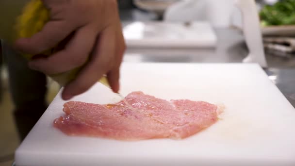 Verter aceite y sazonar un trozo de carne de pechuga de pollo — Vídeo de stock