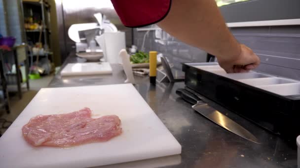 Koch würzt Hühnerfleisch mit verschiedenen Kräutern — Stockvideo