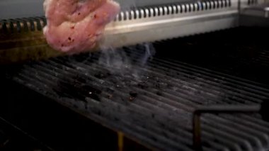 Bir parça tavuk göğsü etten bir bölümünden diğerine dönüm