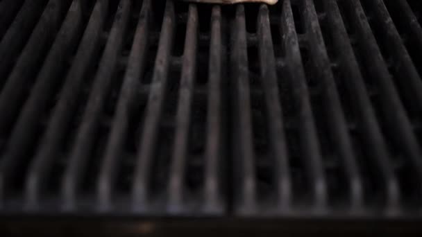 Sartén en trozo de carne de pechuga de pollo a la parrilla fresca — Vídeos de Stock
