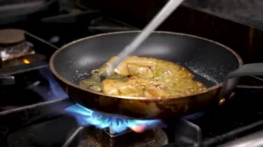 Kaz ciğeri Restoran mutfakta ocakta yemek