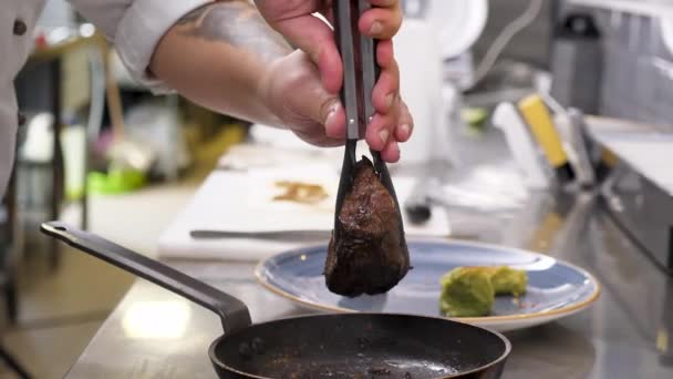 복용 구운된 쇠고기 스테이크 요리 — 비디오
