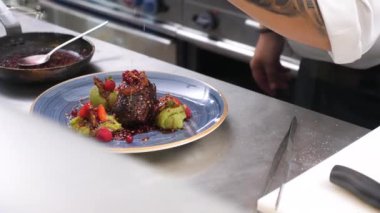 Bir tabak ızgara sığır eti kazıkla baharat Restoran mutfakta aşçı görüntüsünü ortaya