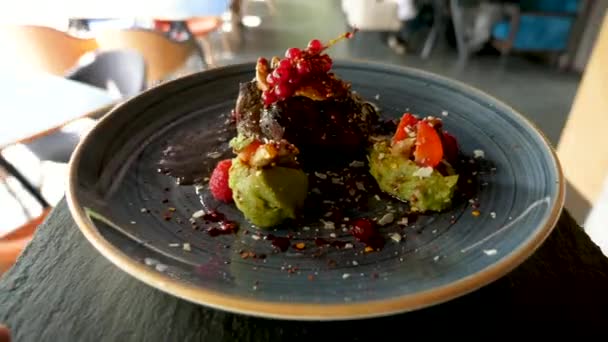 Placa con delicioso y jugoso filete de carne a la parrilla en un plato — Vídeos de Stock