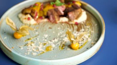 Kızarmış ve bir tabak içinde restoran ızgara ördek eti