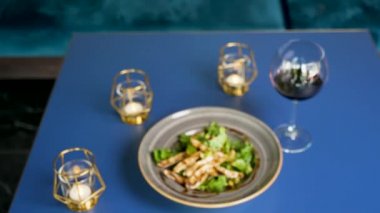 Izgara tavuk göğsü etli taze ve lezzetli salata ile plaka