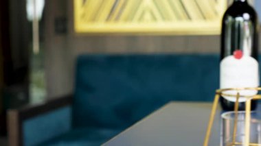 Restoranda bir plaka üzerinde ızgara et salatası