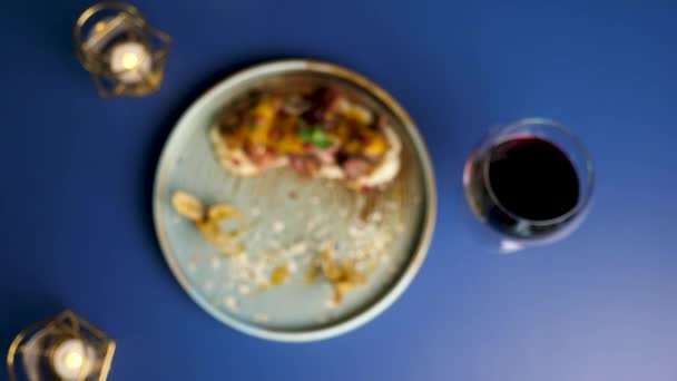 Üstten Görünüm yakınlaştırma sağlıklı ve lezzetli kızarmış ördek eti ızgara — Stok video