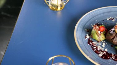 Üstten görünüm slayt görüntüleri üzerinde ızgara steack sığır eti bir plaka üzerinde