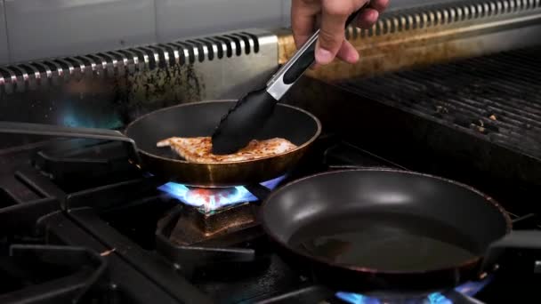 Otáčení kousek masa smažené kuřecí prsa na grilu — Stock video