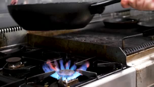 Cozinhe frutos do mar de ato de fritar e camarões em uma panela — Vídeo de Stock