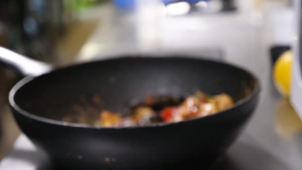 Zoom in close up on pan with seafood — Stock Video