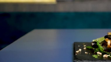 Lezzetli ve sağlıklı pişmiş deniz ürünleri ile Plato