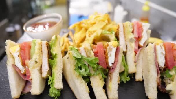用三明治和炸薯条供应盘子 — 图库视频影像