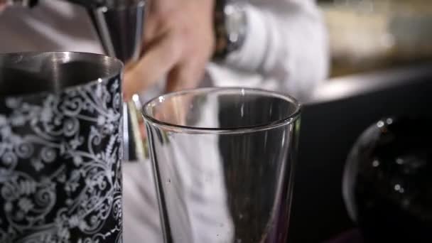 Barkeeper gießt Alkohol in ein Glas — Stockvideo